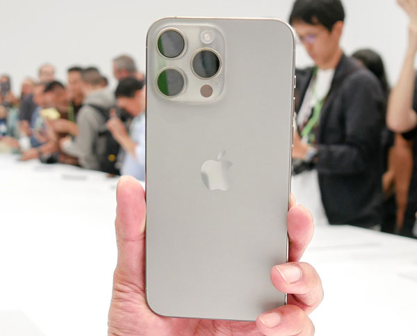 iPhone 15 Pro Max màu Titan Tự Nhiên khi cầm trên tay